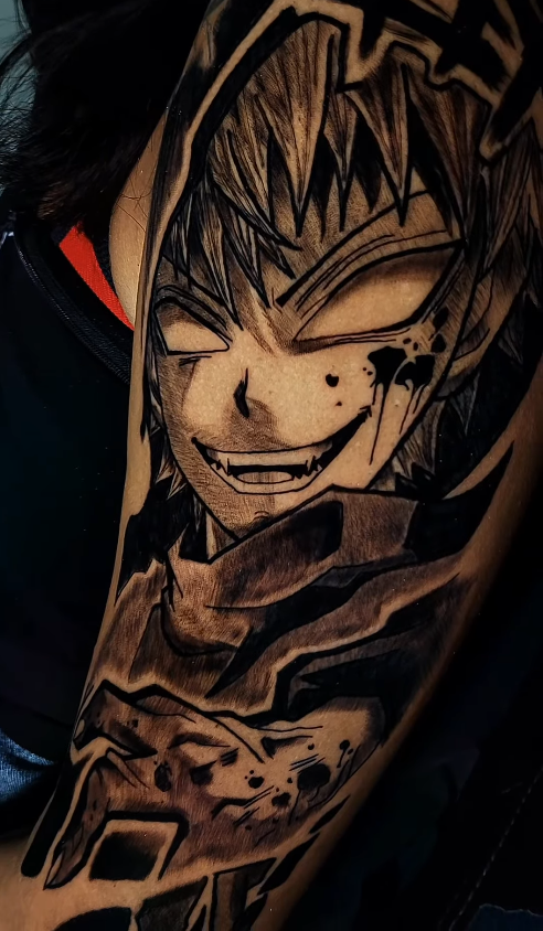 Tatuagem de personagem de anime em preto e cinza no braço