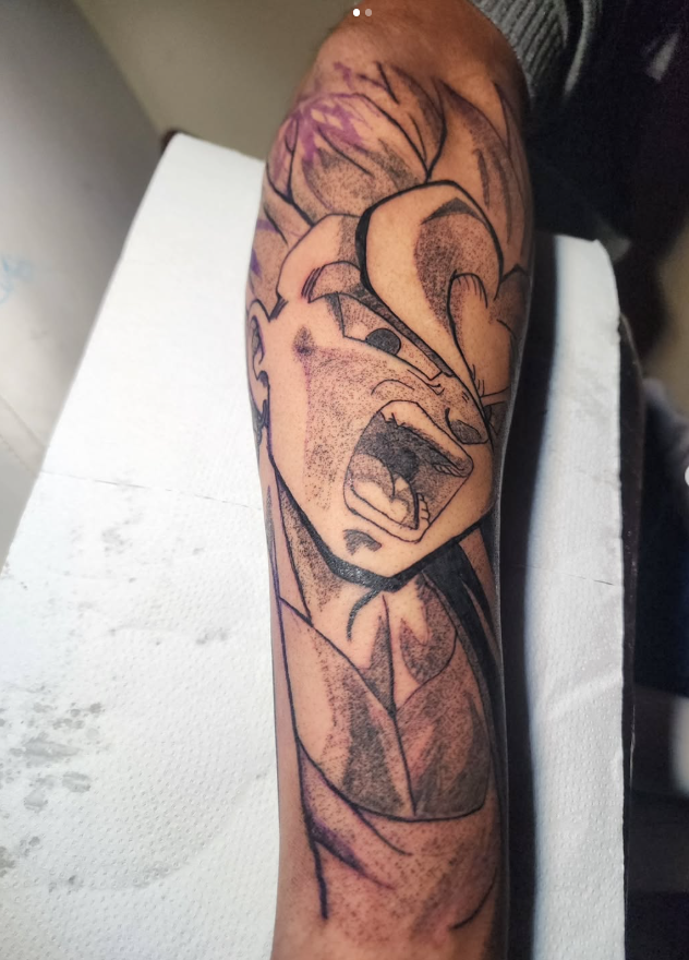 Tatuagem de personagem de anime em pontilhismo e fine line no antebraço